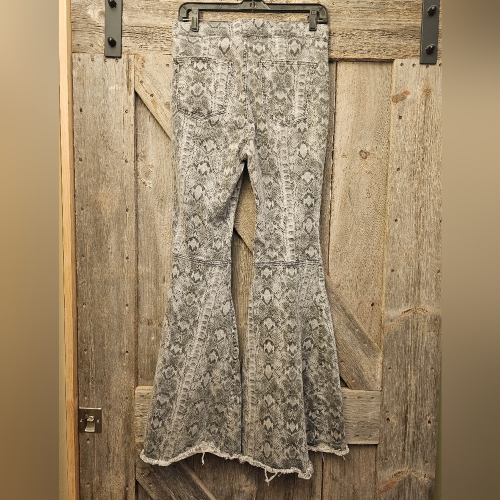 Free People Snake Print Just Float On Flare Jeans size 29-30. - Picture 2 of 3